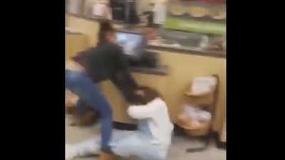 لقطات صادمة للحظة اعتداء فتاتين على امرأة داخل متجر (فيديو)