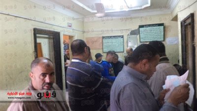 بالصور.. إضراب العاملين بمكاتب الشهر العقاري بالقليوبية