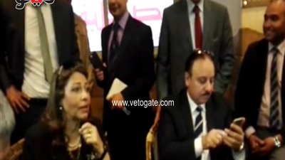 بالفيديو.. وزير الاتصالات يختبر خدمة الـ«واي فاي» المجانية بالإسكندرية