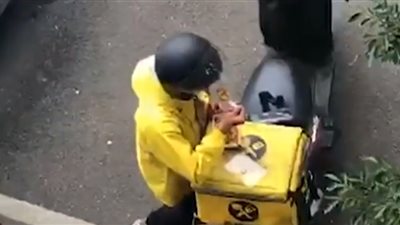 شاهد ما فعله عامل توصيل بطعام زبون (فيديو وصور)
