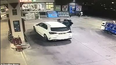 لصان يهاجمان امرأة تزود سيارتها بالبنزين (فيديو وصور)