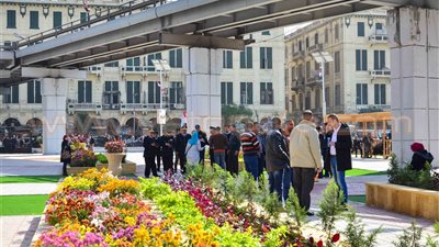 بالصور.. الباعة يحاصرون حديقة العتبة في انتظار محافظ القاهرة