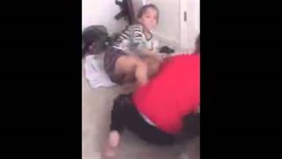 بالفيديو.. فتاة تدهس وجه شقيقها في شجار بينهما