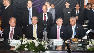 «سعفان» يكرم 370 عاملا مثاليا: 2019 عام الخير للمصريين