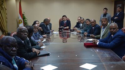 وزير الرياضة يصرف مكافآت للاعبي منتخب المصارعة والريشة الطائرة