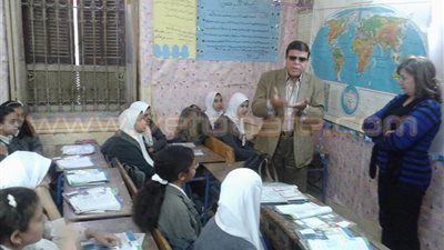 بالصور.. مدير غرب الفيوم التعليمية يتفقد المدارس