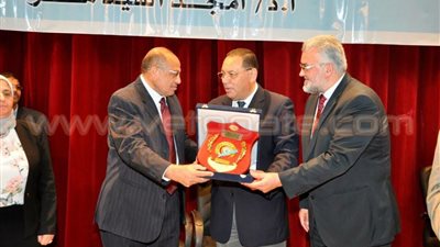 جامعة القناة تكريم محمدين رئيس الجامعة السابق