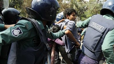 شرطة بنجلاديش تستخدم الغاز المسيل للدموع لتفريق المحتجين