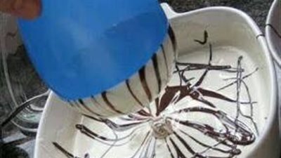 بالصور.. أفكار بسيطة لعمل كرة الشوكولاتة مع طفلك