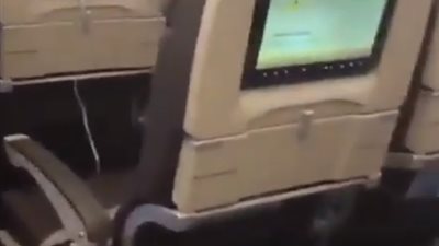 لقطات مروعة لانفجار شاحن متنقل على متن طائرة (فيديو)