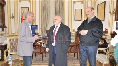 مكافأة 5 آلاف جنيه لموظف رفض رشوة بـ«قصر العيني» (صور)