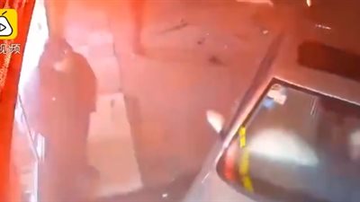 سيارة مندفعة تصدم 8 سيارات وتصيب 5 أشخاص (فيديو)