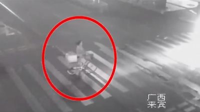 دراجة بخارية تصدم سيدة كانت تعبر الطريق (فيديو)