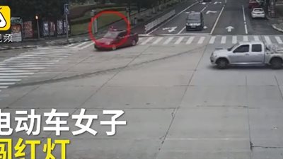 حادث مروع لسيدة حاولت عبور الطريق (فيديو)