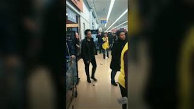 شجار عنيف في أحد المتاجر الكبرى بأمريكا (فيديو)