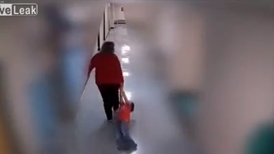 لقطات صادمة لمعلمة سحلت طفلا متوحدا (فيديو)