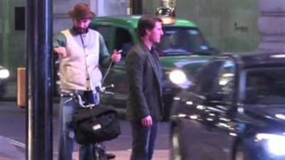 بالفيديو.. توم كروز  ينجو من السقوط تحت عجلات باص في لندن