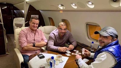 عمرو دياب يثير التساؤلات بـ«نظارة» في أحدث ظهور مع هنيدي (صورة)