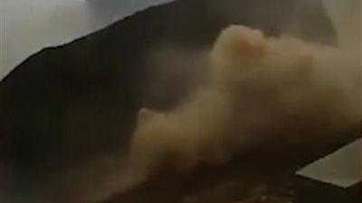 رجال يقسمون صخرة 12 مترا إلى نصفين بأدوات بسيطة (فيديو وصور)