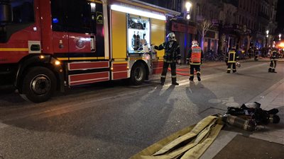 انهيار مبنى سكني وإصابة 22 شخصا في حريق ضخم بفرنسا