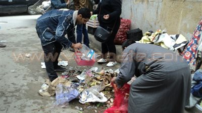 بالصور.. حملة لجمع القمامة من «محرم بك» في الإسكندرية