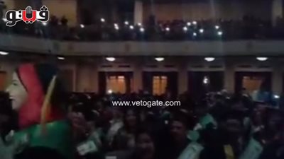 بالفيديو.. أوائل كلية تجارة يحتفلون على أنغام «الناجح يرفع إيده»