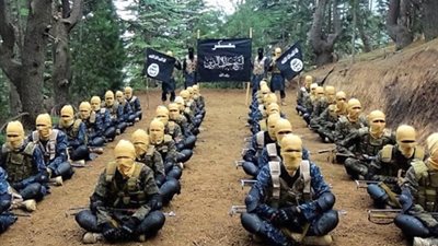 بالفيديو والصور.. ديلي ميل تخترق معسكرات تدريب داعش في أفغانستان