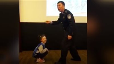 حركات قتالية بسيطة تحمي طفلك من أي هجوم (فيديو)