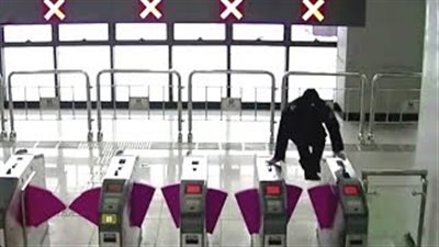 ضابط شرطة يقفز حاجزا لإنقاذ مسنة من السقوط على سلم كهربائي