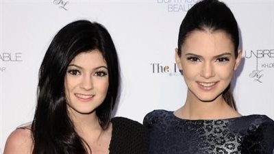 عارضتا الأزياء 