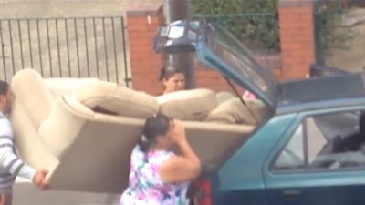 غباء عائلة أصرت على نقل أريكة داخل سيارة (فيديو)