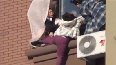 بالفيديو.. لحظة إنقاذ فتاة حاولت الانتحار من الطابق العاشر