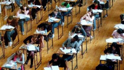 الجامعات البريطانية تهدد بمنع الطلبة من التخرج بسبب الديون