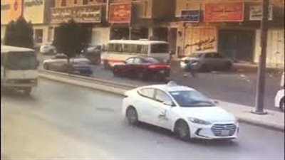 رد فعل صادم لسائق دهس طفلا أمام والدته (فيديو)