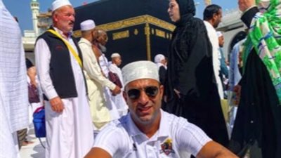 «ميدو» يغير غلاف حسابه لصورته بالحرم.. والنشطاء: دعواتك