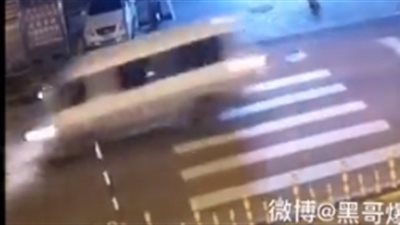 نهاية مروعة لرجل انشغل بهاتفه لحظة عبوره الطريق (فيديو)