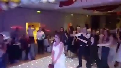 شاب يعتدي على فتاة في حفل زفاف بسبب باقة زهور عروس (فيديو)