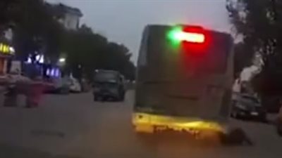 امرأة محظوظة تنجو من الموت دهسا تحت عجلات حافلة (فيديو)