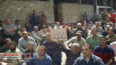 موظفو السكر يقطعون طريق قنا - نجع حمادي الغربي