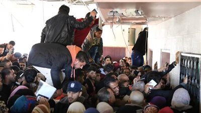 بالفيديو والصور.. عبور الفلسطينيين سور معبر رفح