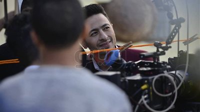 كواليس تصوير حمادة هلال أغنية «اشرب شاي» (صور)