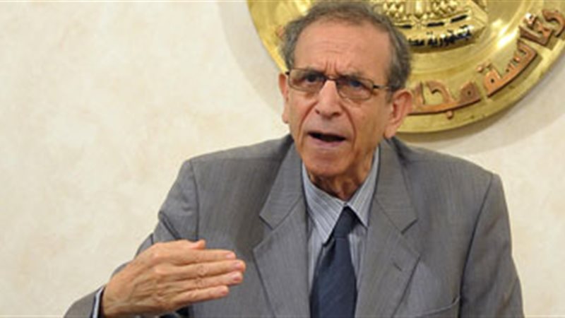  الدكتور حسام عيسى