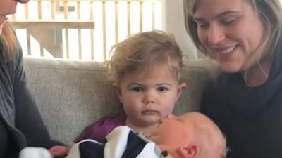 رد فعل فتاة تشاهد شقيقها المولود لأول مرة (فيديو وصور)