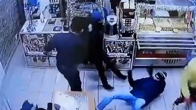 سخروا من حقيبته الأنثوية فلقنهم علقة ساخنة في ثوان (فيديو وصور)