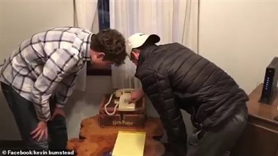 مراهقان يفشلان في استخدام الهاتف المنزلى القديم (فيديو وصور)