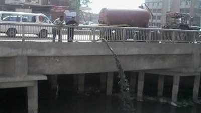 التحفظ على 9 جرارات كسح أثناء إلقاء المخلفات بالترع في الشرقية