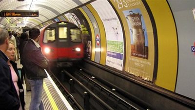 بالفيديو.. إصابة 3 أشخاص طعنًا بالسكين في عملية إرهابية بـ «مترو لندن»