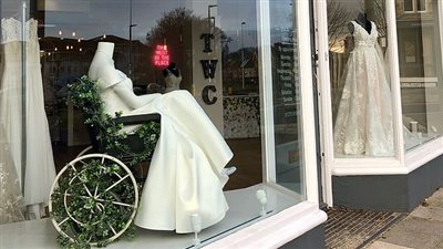 متجر فساتين زفاف يثير ضجة بمقعد متحرك في واجهة عرضه (صور)