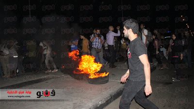 بالفيديو والصور.. صبية يقطعون كوبري أكتوبر و