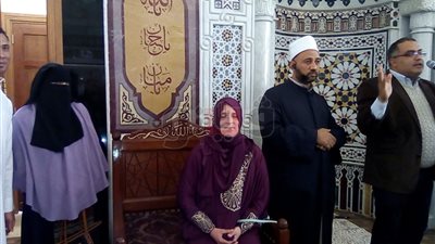 سائحة ألمانية تشهر إسلامها بمسجد الميناء في الغردقة (فيديو)
